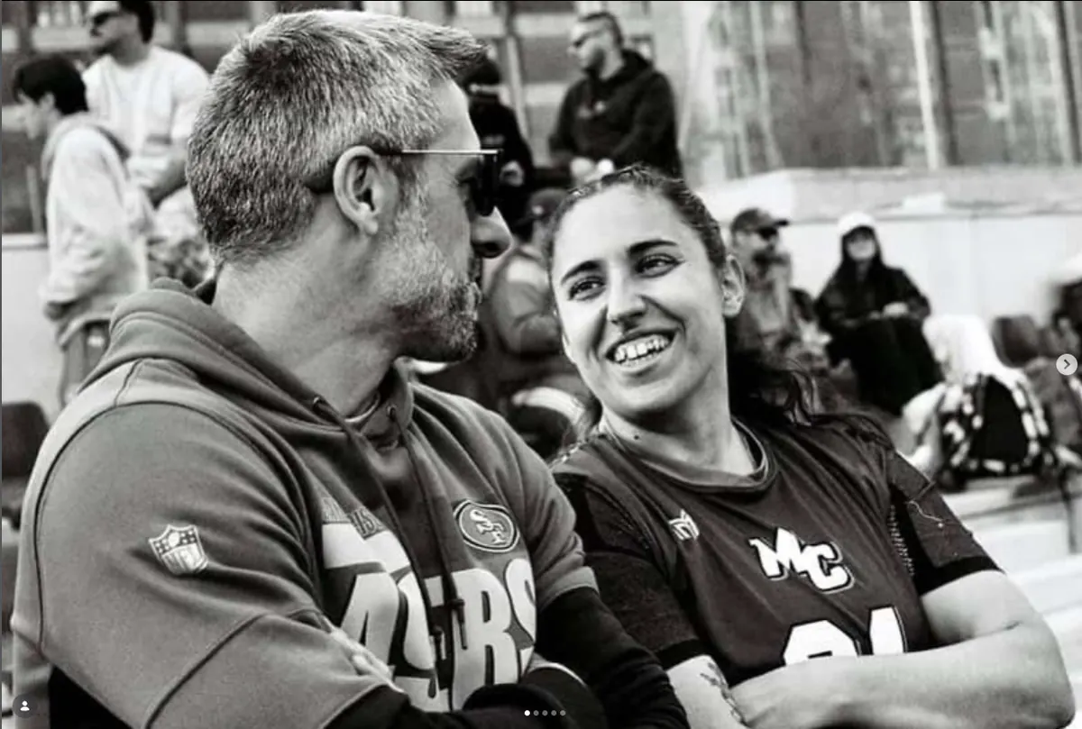 Jugadora y entrenador de Madrid Capitals en la banda