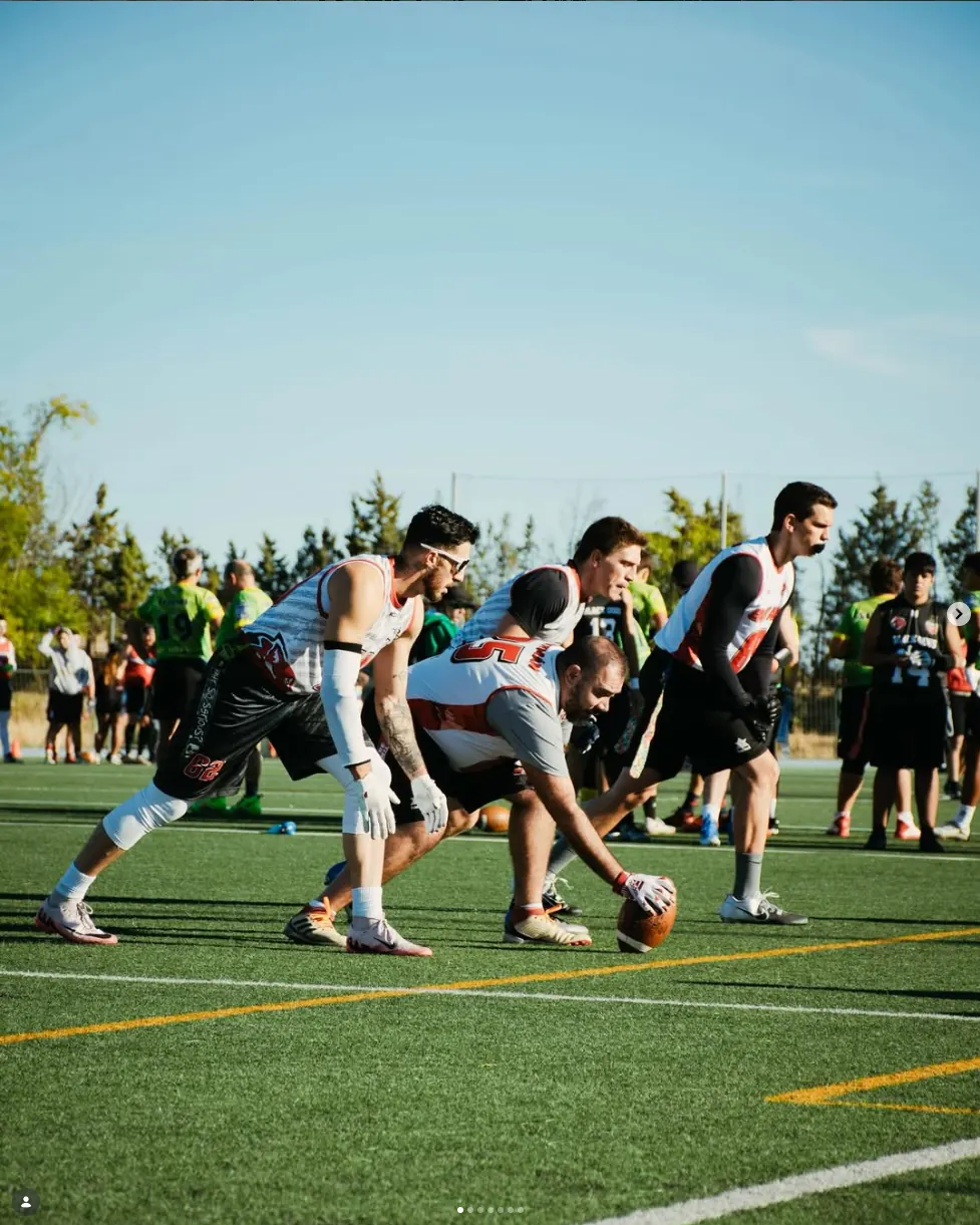 Equipo de flag football masculino de Madrid Capitals en la línea de scrimmage